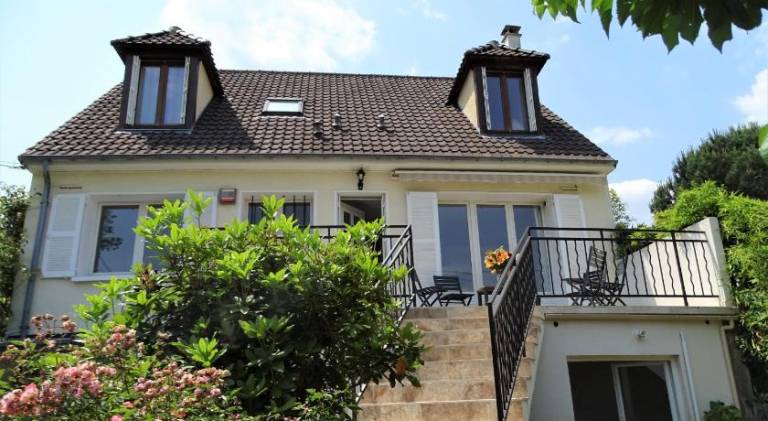 Nice house | Dogs allowed in Versailles