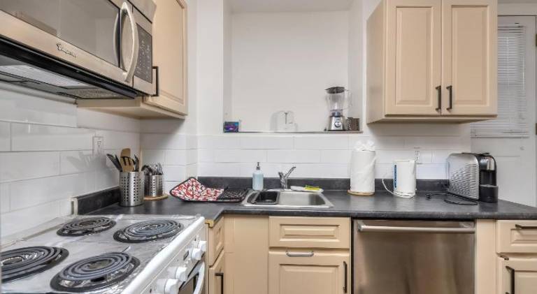 Apartment | Close to Notre-Dame Basilica | Pets are welcome — photo 5