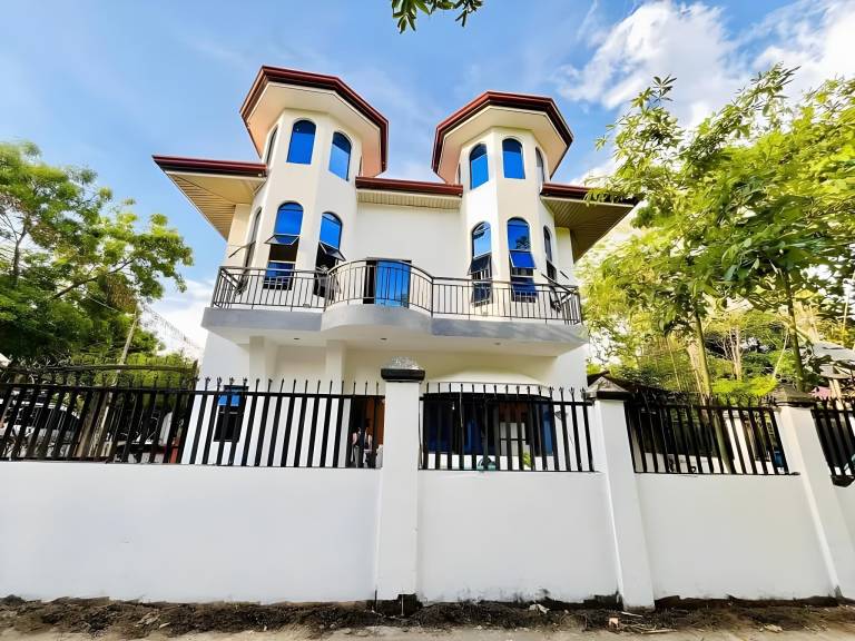 Spacious house with yard & pool | Pets allowed in Iloilo