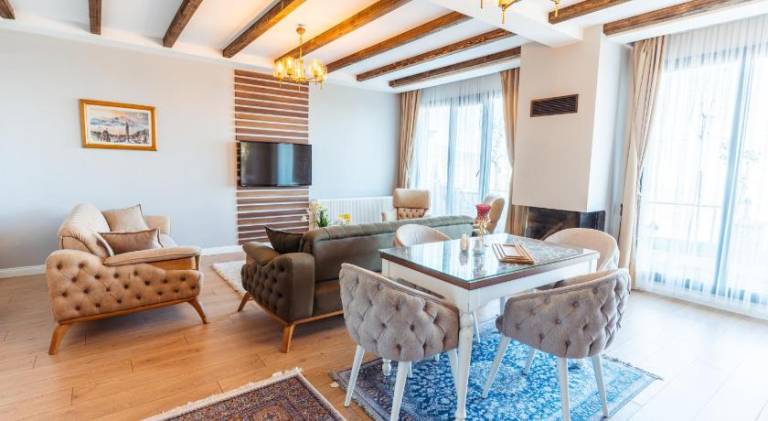 Serviced apartment with hot tub, patio & yard | Perfect for remote work — photo 4