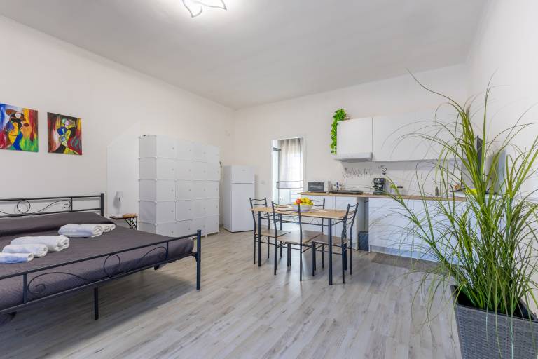 Apartment 'Monolocale In Villa Con Piscina' with Mountain View, Shared Pool and Wi-Fi — photo 4