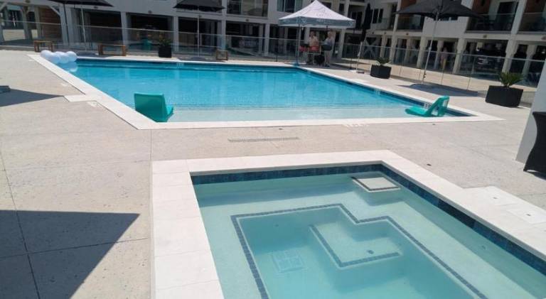 Rental apartment with pool & hot tub — photo 5