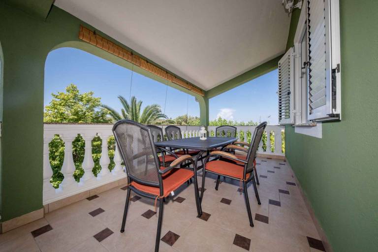 Rental apartment with BBQ, yard & terrace — photo 4