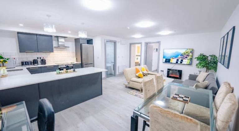 2 Bedroom 2 Bathroom Luxury Apartment - Fast WiFi & Free Parking — photo 2