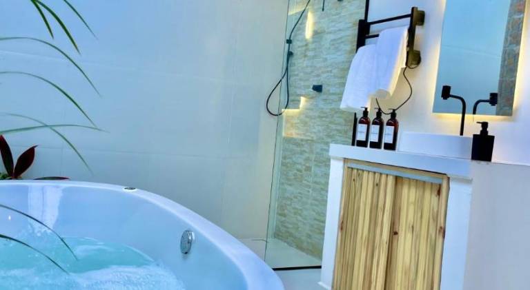 Pleasant villa with hot tub & pool | Pet-friendly — photo 3