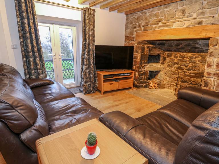 Family-friendly cottage with jacuzzi & yard | Pets are welcome — photo 2