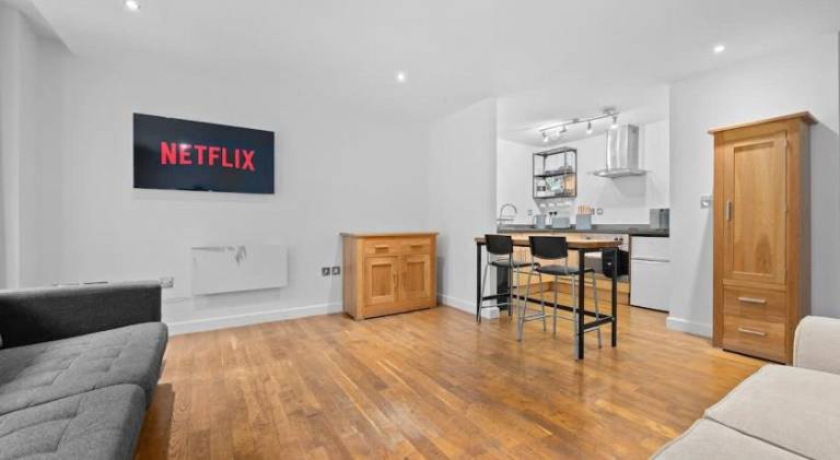 Apartment | Near Manchester Town Hall | Perfect for remote work | Pets are welcome — photo 2