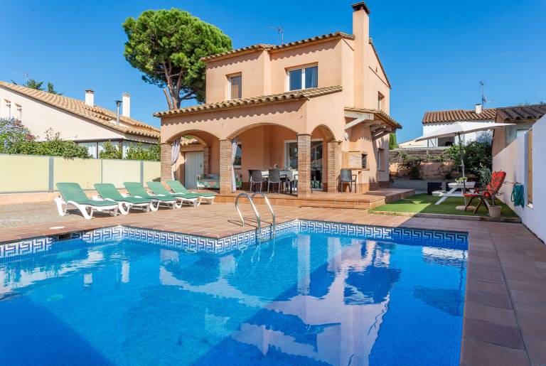 Fully equipped beautiful house with private pool, barbecue & patio | Pets allowed — photo 2