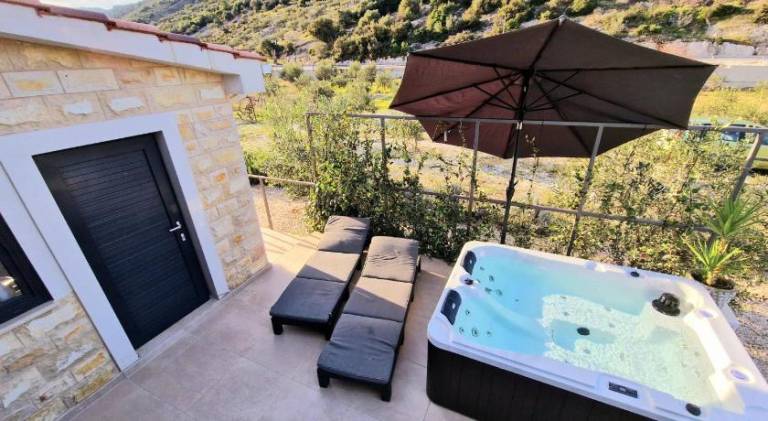 Vacation home with hot tub | Dogs allowed — photo 3