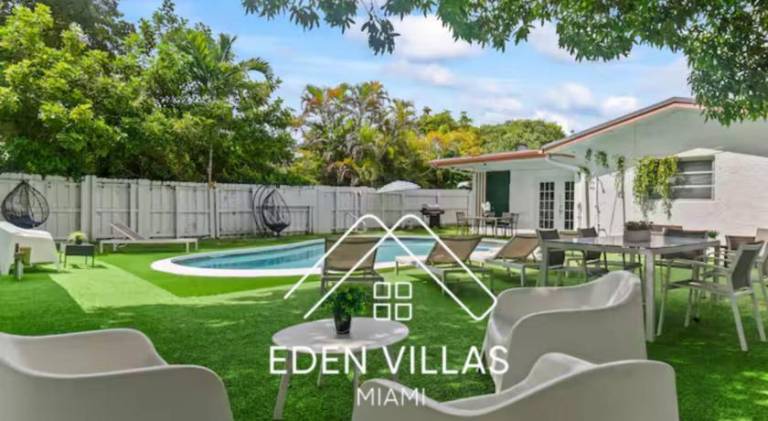 Ample vacation home with pool | Dogs allowed in Aventura, FL