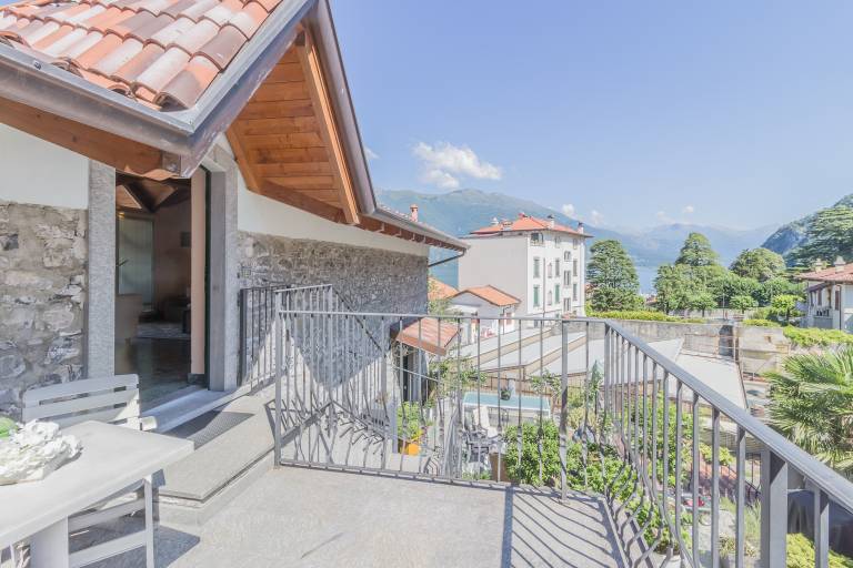 Holiday apartment with patio in Varenna