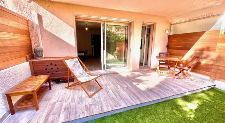 Apartment with garden, barbeque & terrace in Sanary-sur-Mer