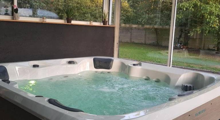 Vacation home with hot tub in Chantepie