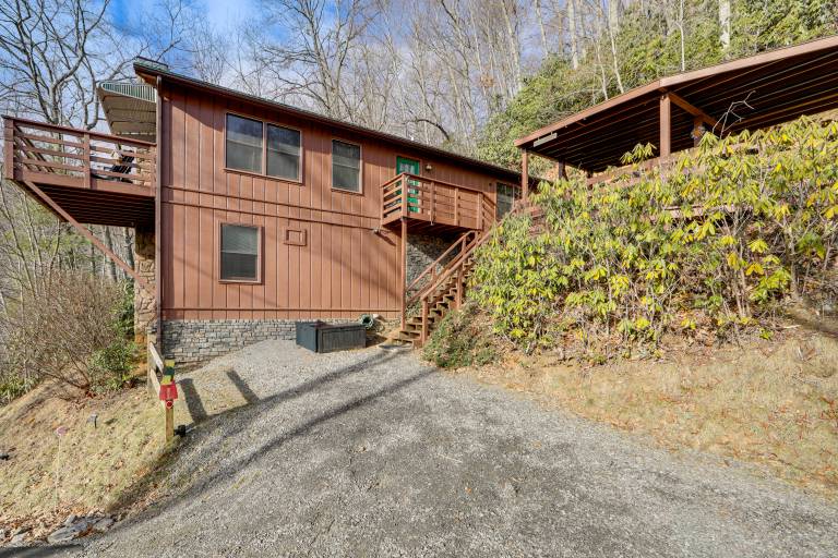 1 Mile to Golfing: Porch w/ Fireplace + Mtn Views! in Maggie Valley, NC
