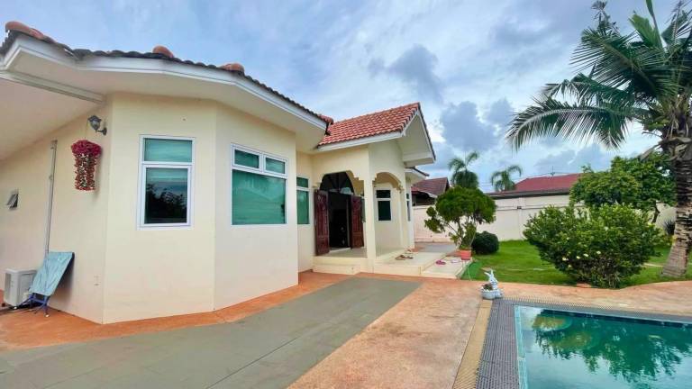 Villa with yard, grill & pool | Perfect for remote work | Pets are welcome in Chonburi