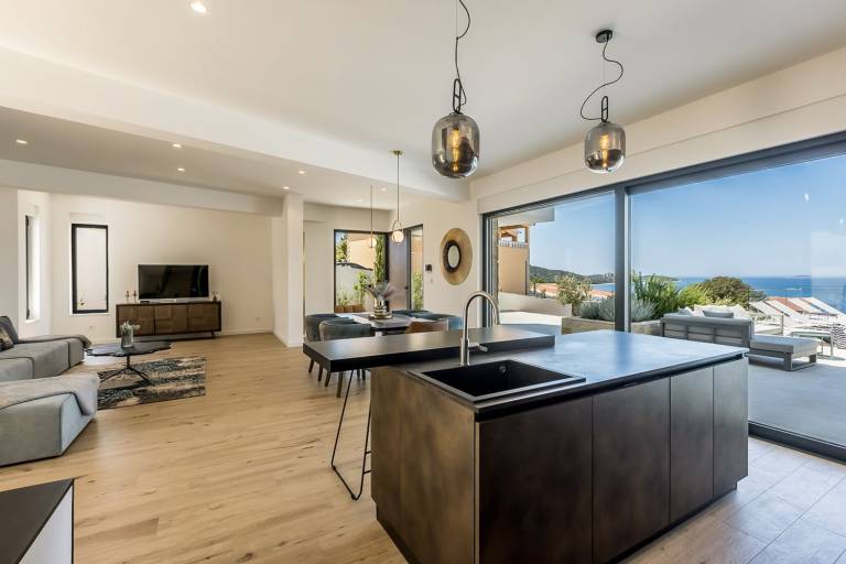 Family-oriented villa with barbecue, private pool & yard | Pets are welcome — photo 5