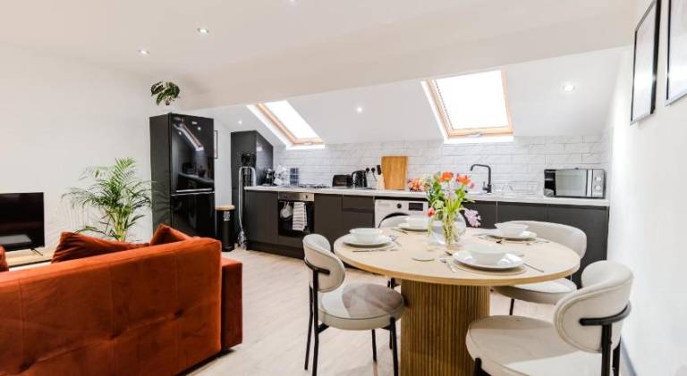 Stunning Skyview 2BR flat, fast Wifi - Home Away from Home — photo 3