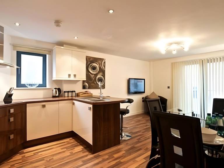 Serviced apartment with patio | Close to Manchester Town Hall — photo 2