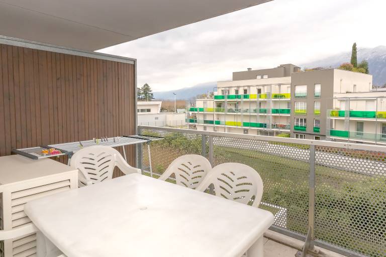Apartment with patio | Garden view — photo 2
