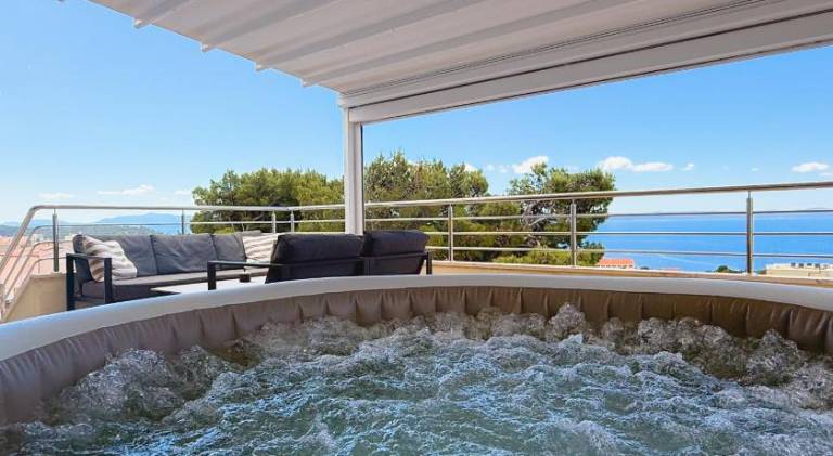Pleasant holiday apartment with hot tub | Next to the beach | Dogs allowed in Tucepi