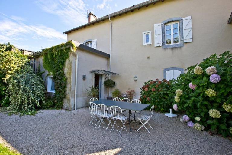 Gite with yard & barbeque — photo 4