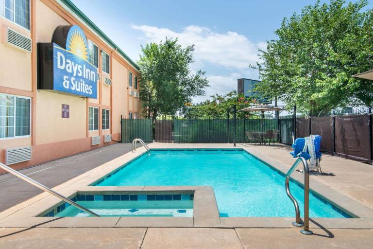 Days Inn & Suites by Wyndham Wichita — photo 5
