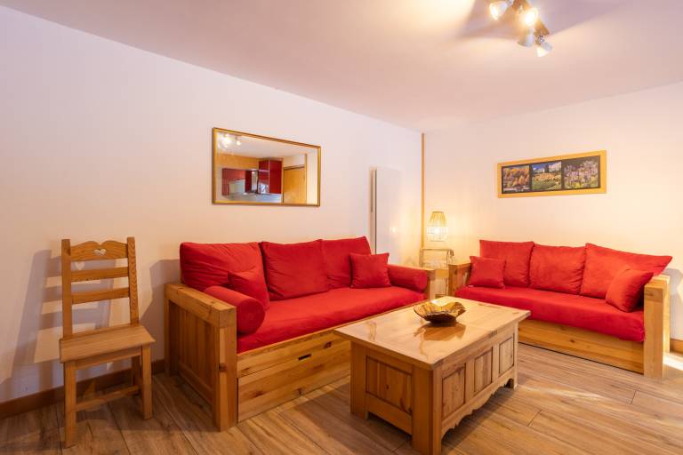 Family-oriented beautiful apartment with garden, patio & grill | Mountain view | Perfect for remote work | Pets allowed — photo 3