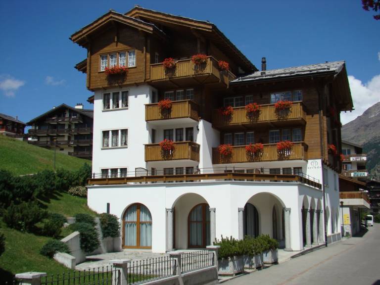 Ferienwohnung mit Hund in Saas-Fee für max. 4 Personen Ferienwohnung mit Hund in Saas-Fee für max. 4 Personen