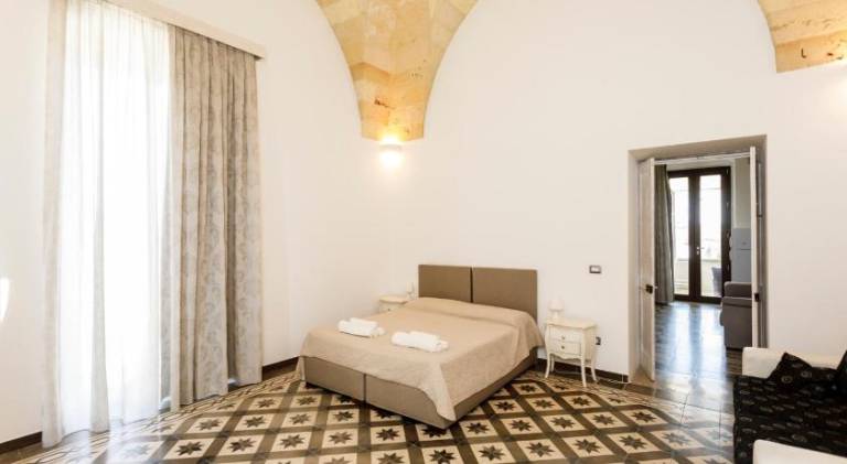 Serviced apartment with terrace, garden & pool — photo 2