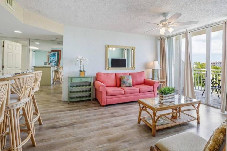 Condo with pool | Pets allowed — photo 5