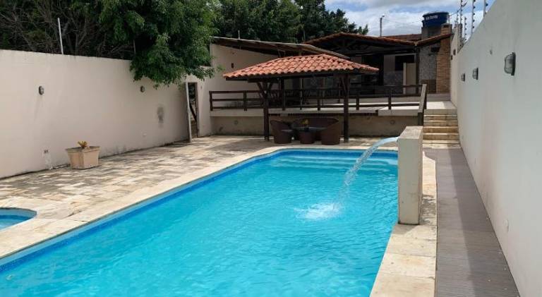 Vacation home with pool — photo 3