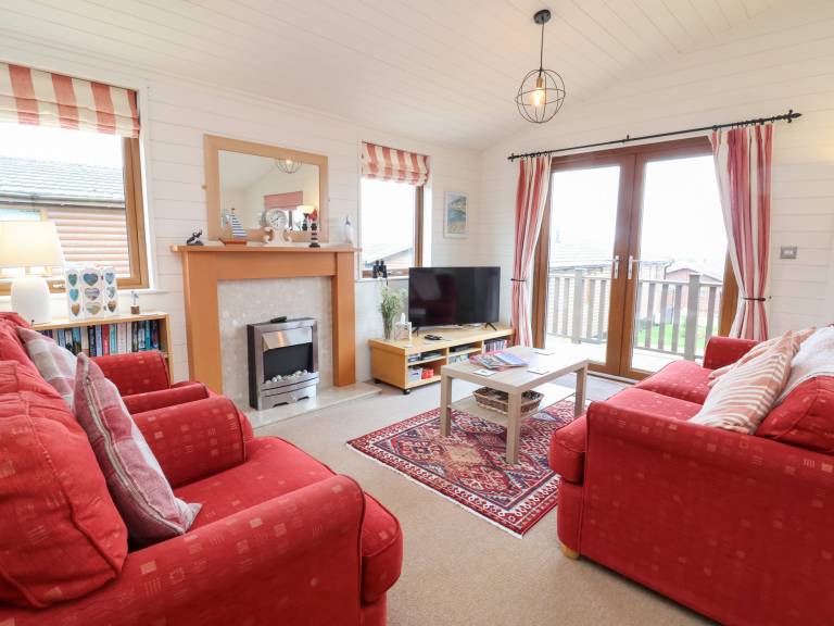 Family-friendly cottage with patio & yard | Beach view | Pets allowed — photo 3