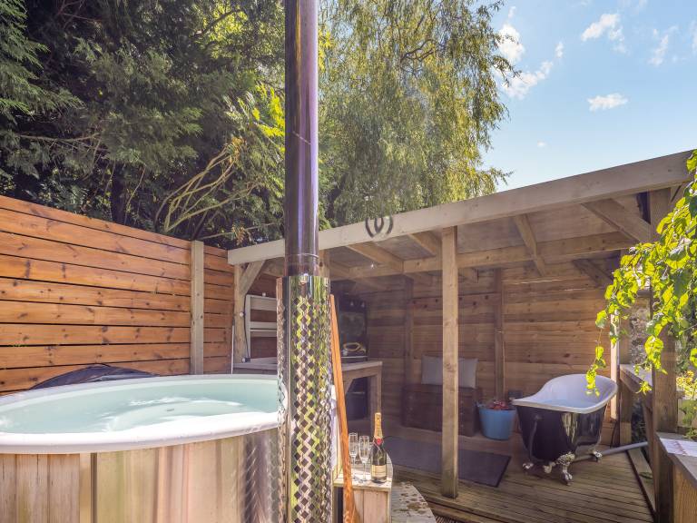 Cottage with yard & jacuzzi | River view — photo 2