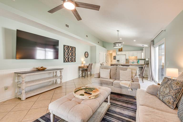 Easy Beach Access, Private Yard! Palm Cove Retreat — photo 4