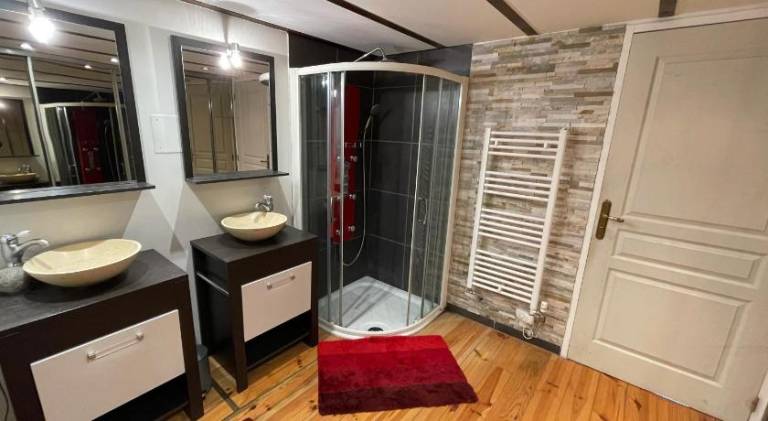 House with jacuzzi — photo 2