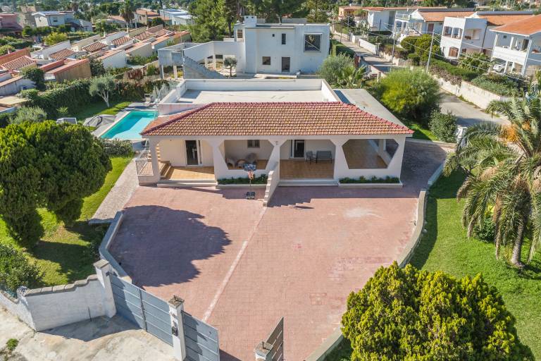 Villa 'Fontane Bianche-Private Pool' with Sea View, Wi-Fi and Air Conditioning in Syracuse