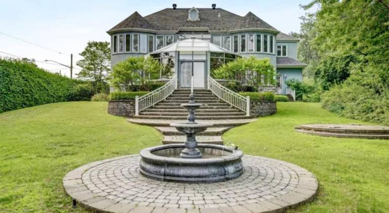 Private Waterfront Villa 9 BR Peaceful in Laval, QC
