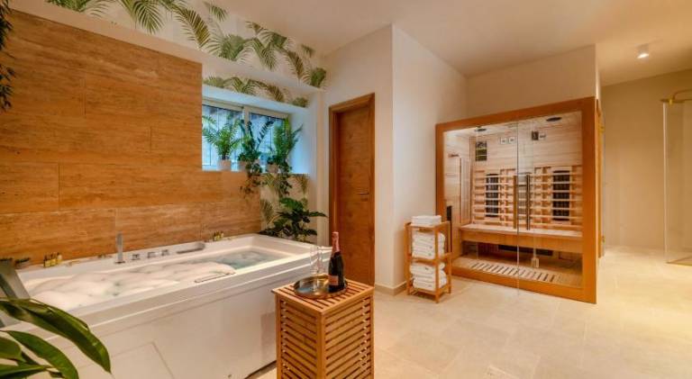 Villa with hot tub in Trogir