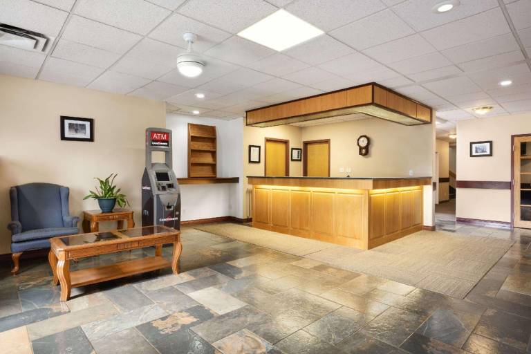 Days Inn by Wyndham Hinton — photo 2