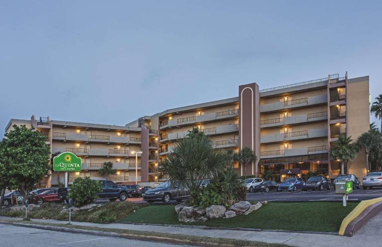 La Quinta Inn & Suites by Wyndham Cocoa Beach Oceanfront — photo 2