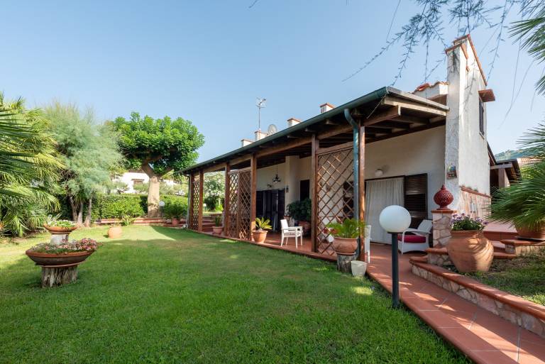 Villa with terrace & garden | Garden view — photo 2