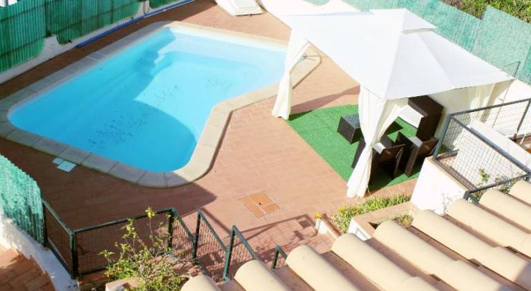 Vacation home with yard, terrace & private pool in Albufeira