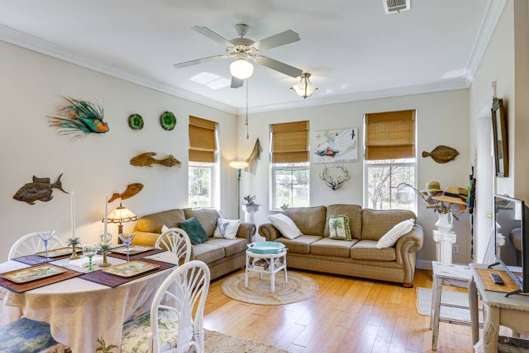 Lovely Carrabelle Home w/ Lake Views & Pool Access — photo 3