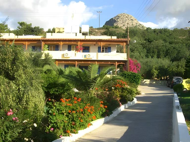 Child-friendly serviced apartment with patio, pool & garden | Pets are welcome in Chania