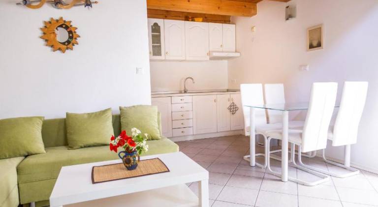 Apartment with garden, BBQ & patio — photo 2