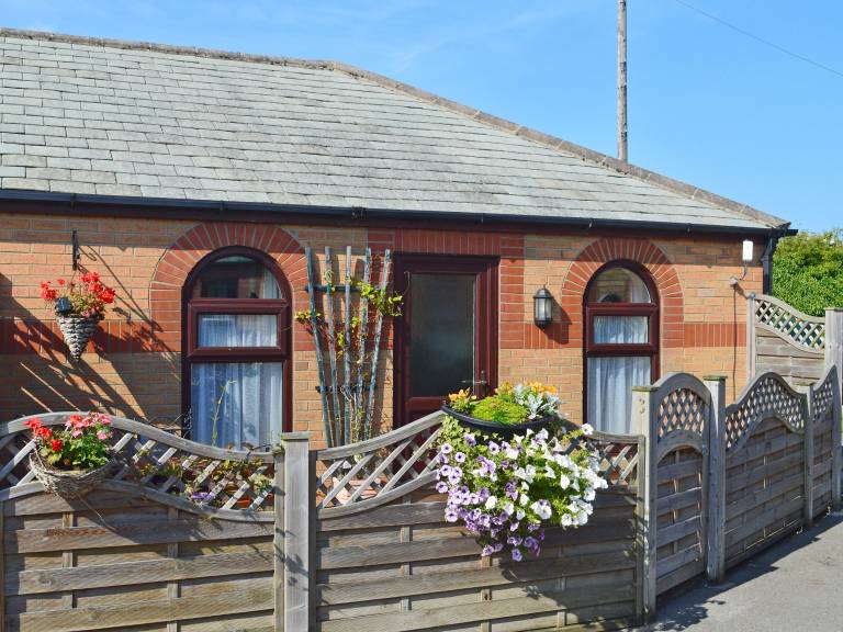 Cottage Cayton Bay