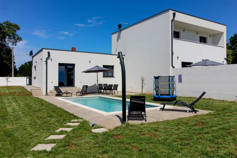 Fully equipped villa with terrace, pool & BBQ | Pets are welcome in Medulin