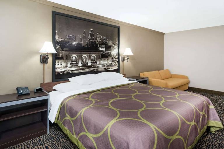 Super 8 by Wyndham Warrensburg