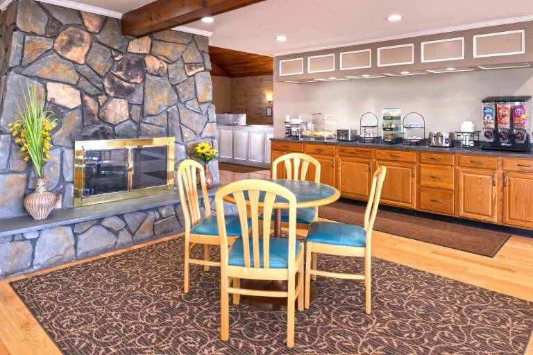 Americas Best Value Inn Plattsburgh — photo 3