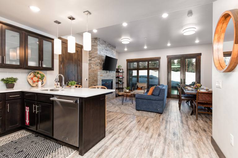 Family-friendly condo with pool, jacuzzi & grill | Mountain view | Next to the ski | Pets allowed in Park City, UT